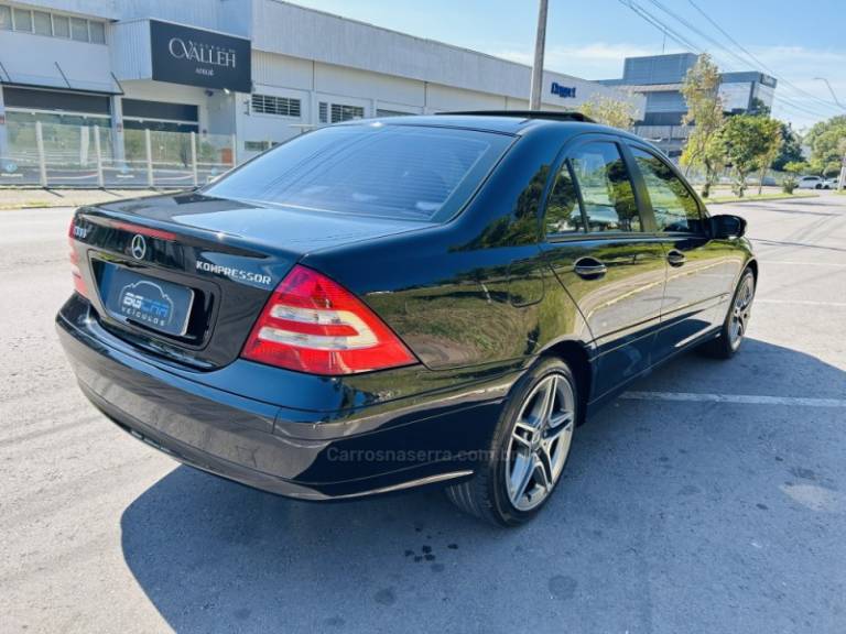 MERCEDES-BENZ - C 180 - 2005/2006 - Preta - R$ 59.900,00