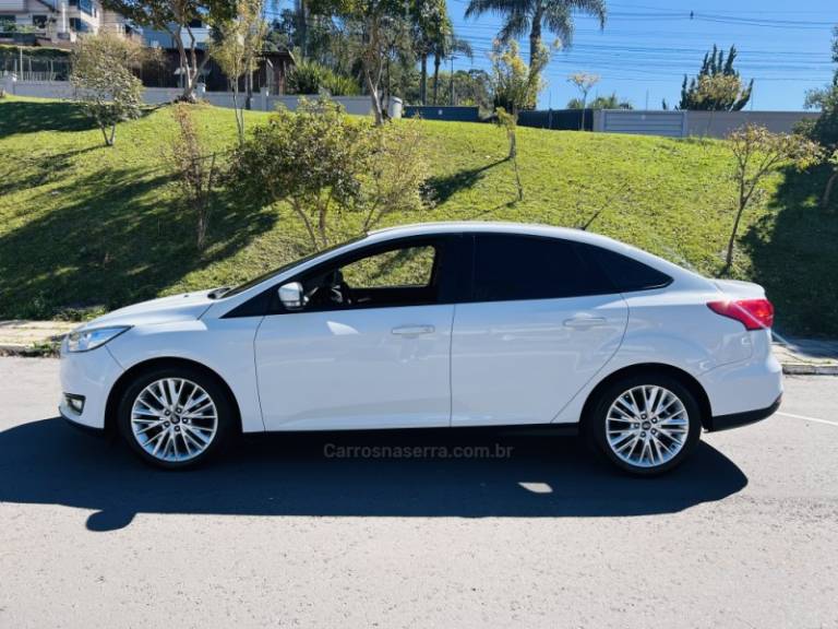 FORD - FOCUS - 2015/2016 - Branca - R$ 59.900,00