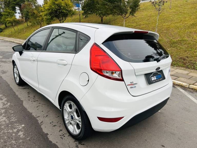 FORD - FIESTA - 2013/2014 - Branca - R$ 45.900,00