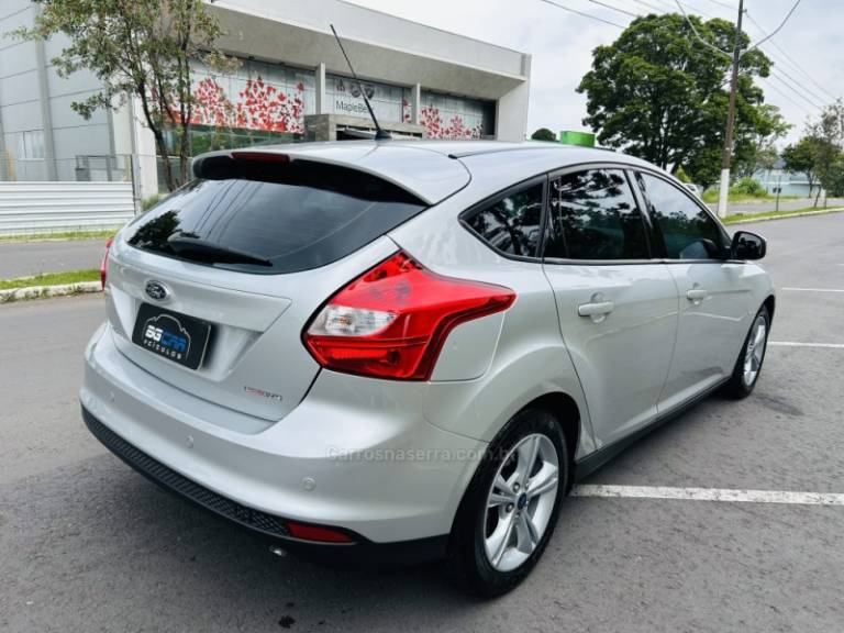 FORD - FOCUS - 2014/2015 - Prata - R$ 59.900,00