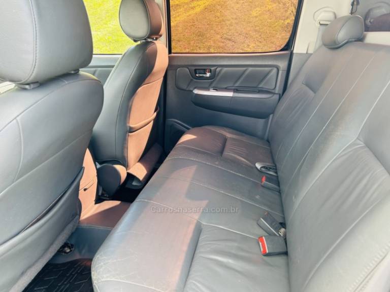 TOYOTA - HILUX - 2012/2012 - Branca - R$ 127.900,00