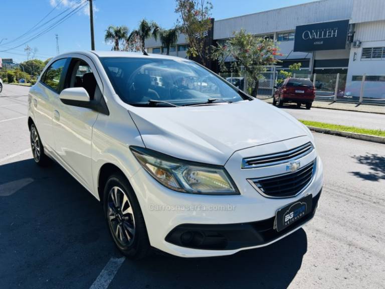 CHEVROLET - ONIX - 2013/2014 - Branca - R$ 48.900,00