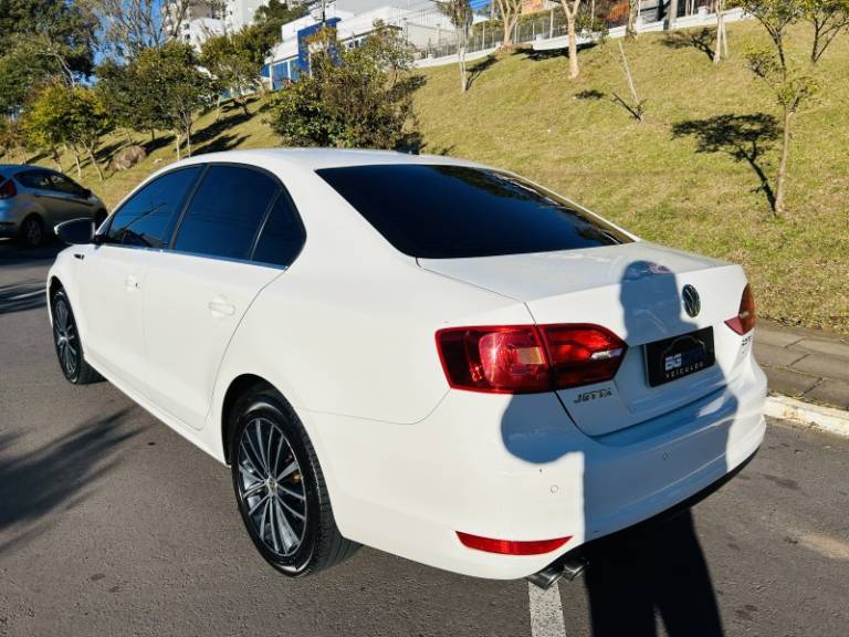 VOLKSWAGEN - JETTA - 2013/2013 - Branca - R$ 74.900,00