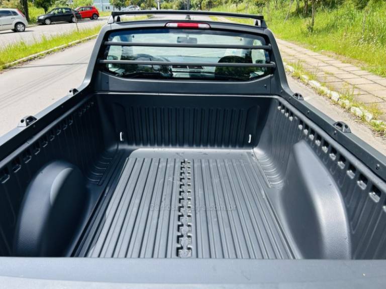 VOLKSWAGEN - SAVEIRO - 2025/2026 - Branca - R$ 92.900,00