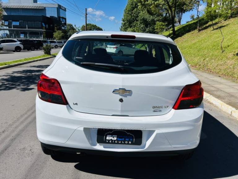 CHEVROLET - ONIX - 2013/2014 - Branca - R$ 48.900,00