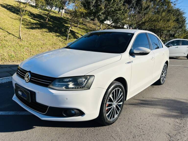 VOLKSWAGEN - JETTA - 2013/2013 - Branca - R$ 74.900,00