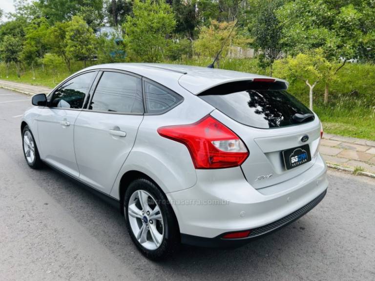 FORD - FOCUS - 2014/2015 - Prata - R$ 59.900,00