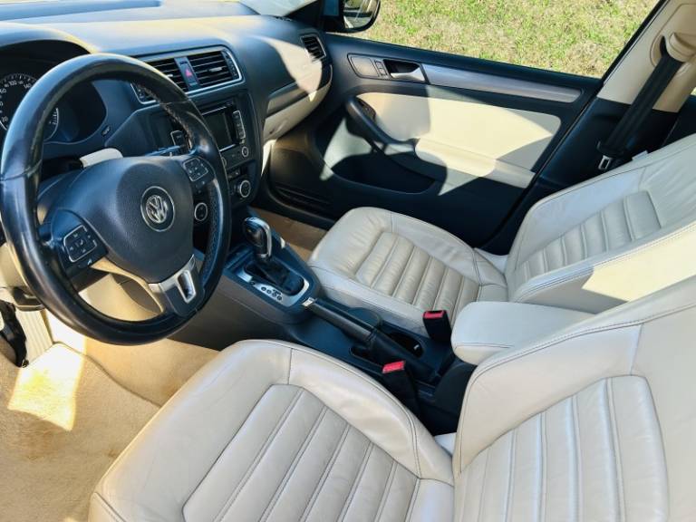 VOLKSWAGEN - JETTA - 2013/2013 - Branca - R$ 74.900,00