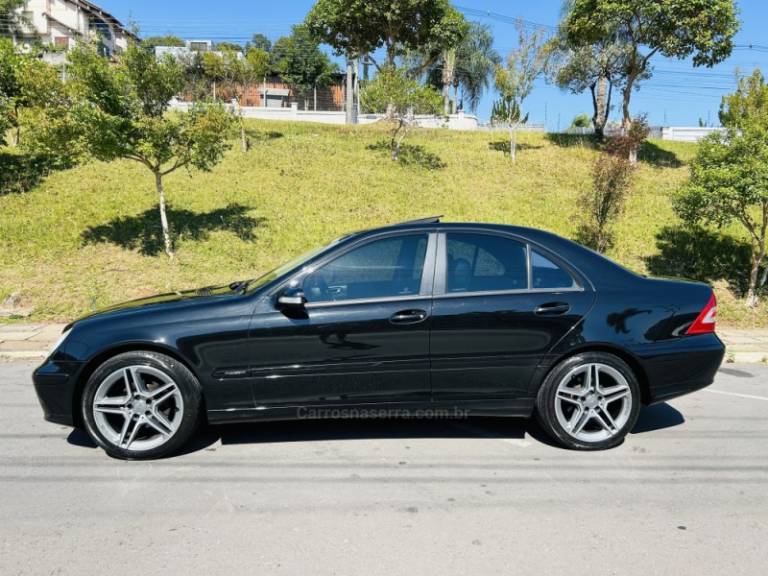 MERCEDES-BENZ - C 180 - 2005/2006 - Preta - R$ 59.900,00