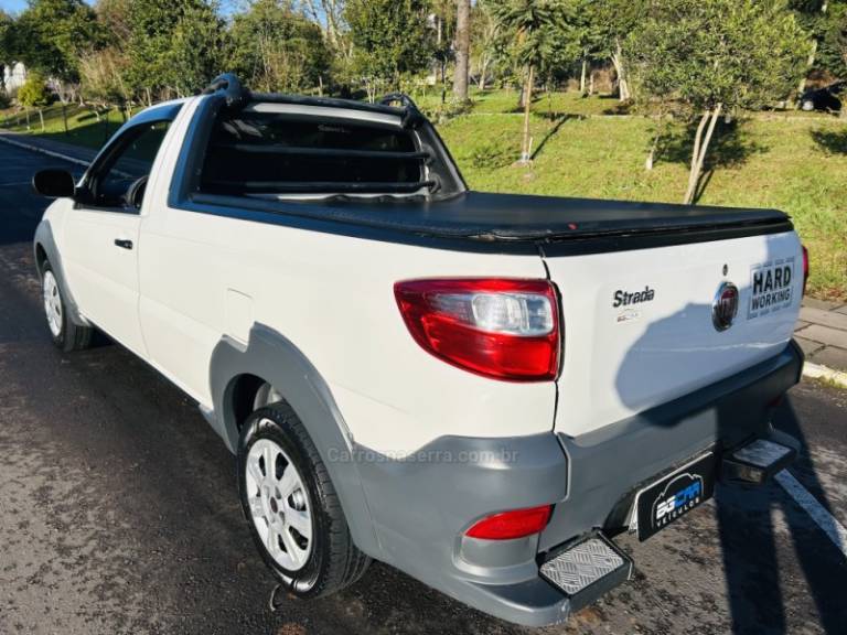 FIAT - STRADA - 2017/2018 - Branca - R$ 55.900,00