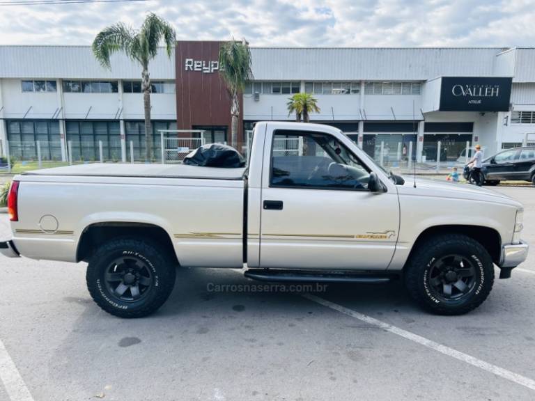 CHEVROLET - SILVERADO - 2000/2001 - Prata - R$ 109.900,00