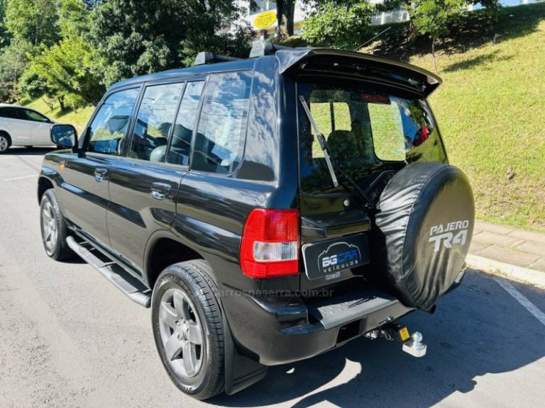 MITSUBISHI - PAJERO TR4 - 2003/2004 - Preta - R$ 42.900,00