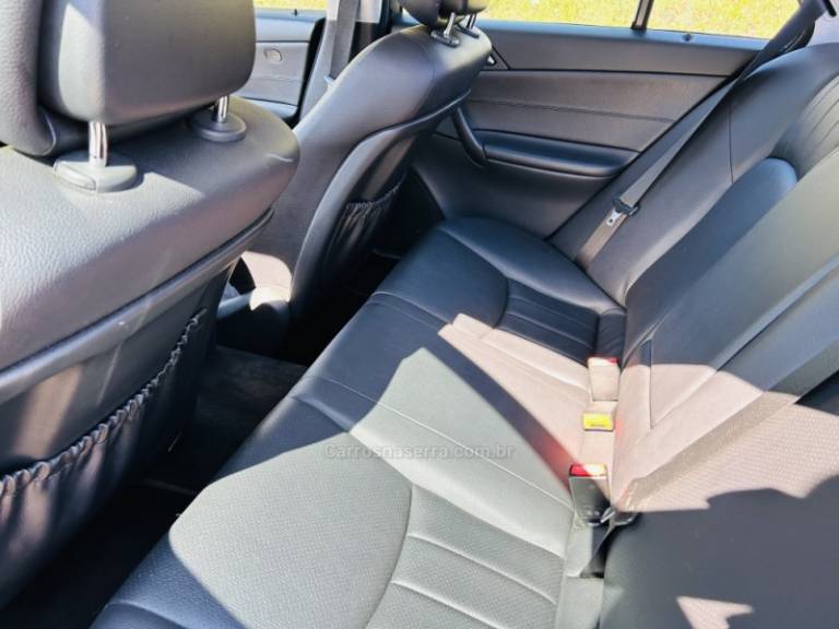 MERCEDES-BENZ - C 180 - 2005/2006 - Preta - R$ 59.900,00