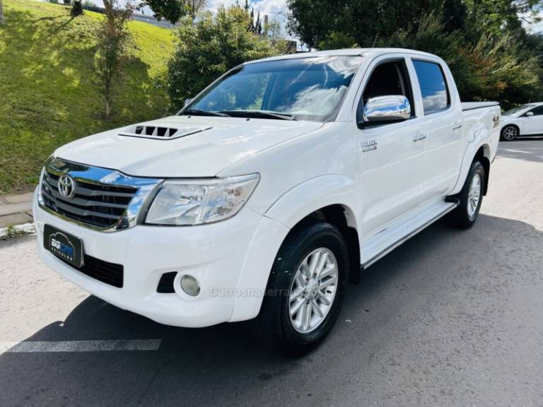 TOYOTA - HILUX - 2012/2012 - Branca - R$ 127.900,00