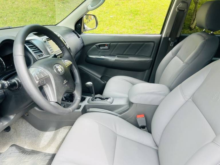 TOYOTA - HILUX - 2014/2014 - Branca - R$ 149.900,00