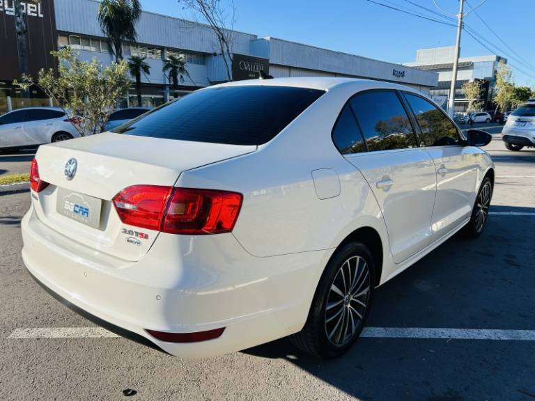 VOLKSWAGEN - JETTA - 2013/2013 - Branca - R$ 74.900,00