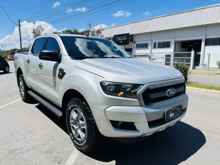 FORD - RANGER - 2016/2017 - Prata - R$ 129.900,00