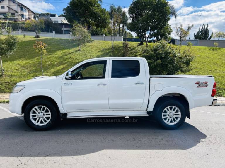 TOYOTA - HILUX - 2012/2012 - Branca - R$ 127.900,00