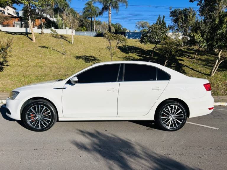 VOLKSWAGEN - JETTA - 2013/2013 - Branca - R$ 74.900,00