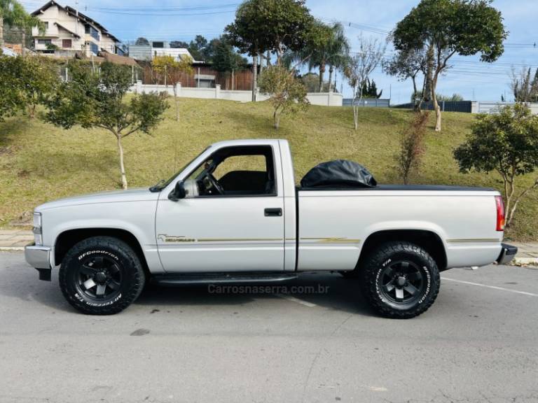 CHEVROLET - SILVERADO - 2000/2001 - Prata - R$ 109.900,00