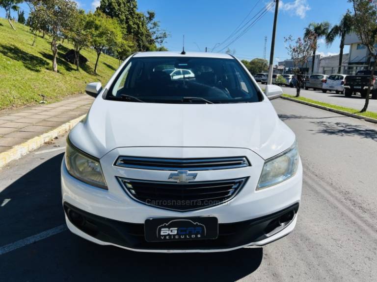 CHEVROLET - ONIX - 2013/2014 - Branca - R$ 48.900,00