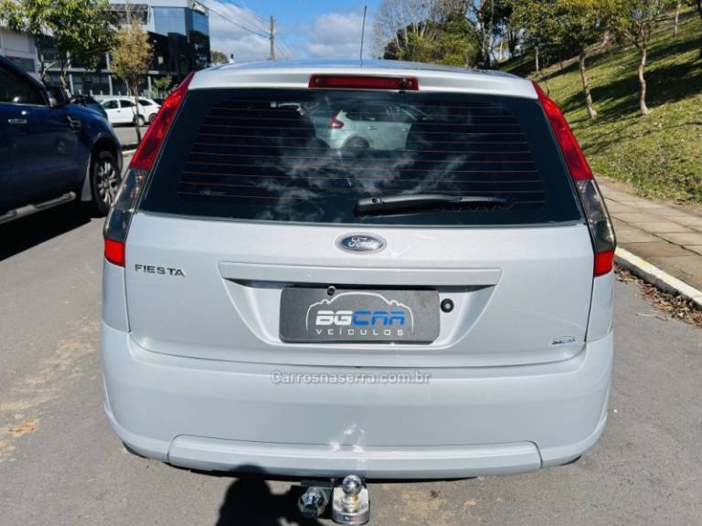 FORD - FIESTA - 2014/2014 - Prata - R$ 39.900,00