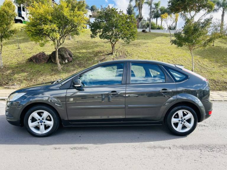 FORD - FOCUS - 2012/2013 - Cinza - R$ 46.900,00