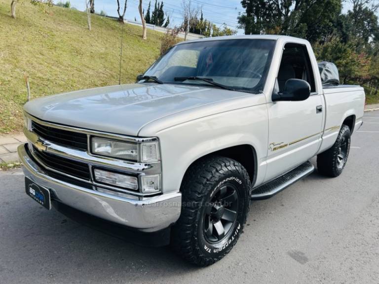 CHEVROLET - SILVERADO - 2000/2001 - Prata - R$ 109.900,00