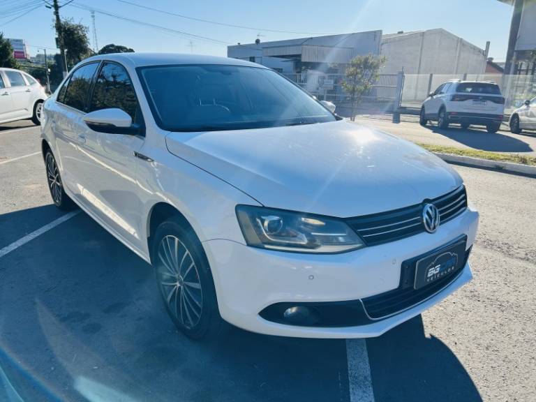 VOLKSWAGEN - JETTA - 2013/2013 - Branca - R$ 74.900,00