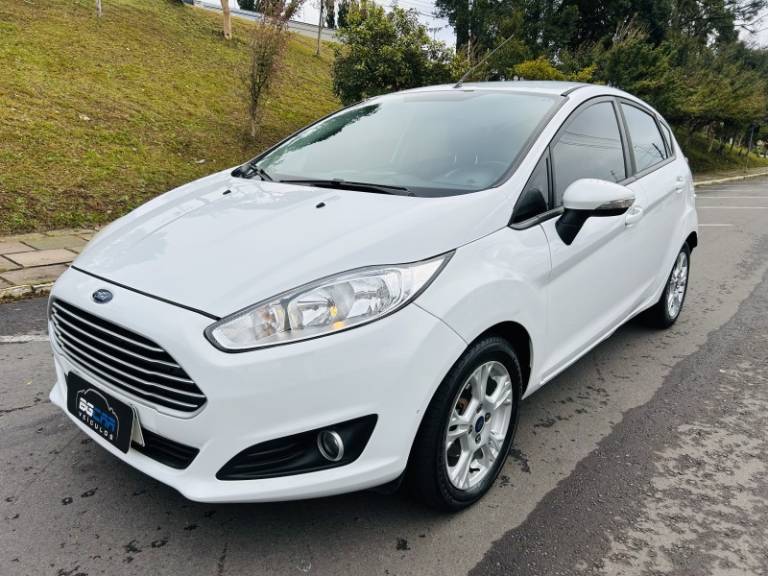 FORD - FIESTA - 2013/2014 - Branca - R$ 45.900,00