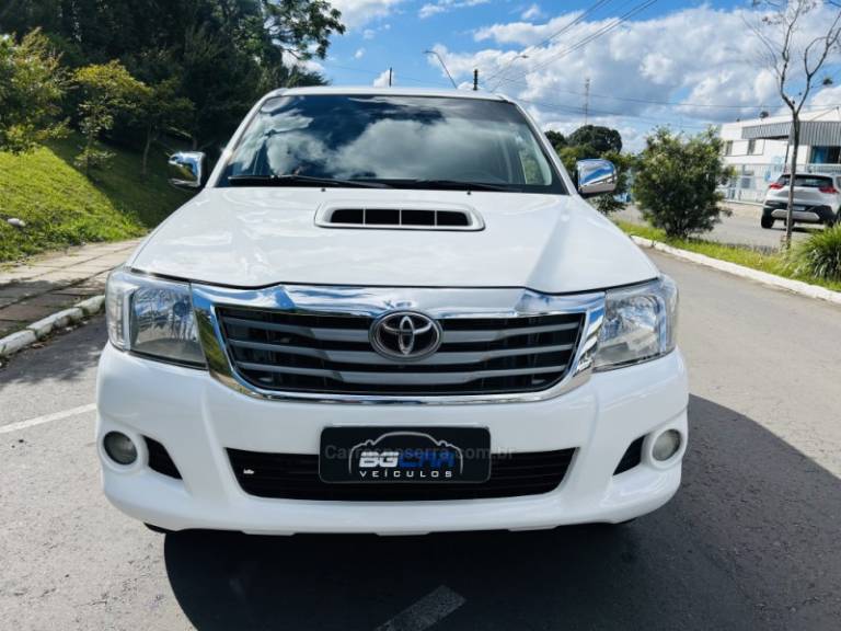 TOYOTA - HILUX - 2012/2012 - Branca - R$ 127.900,00
