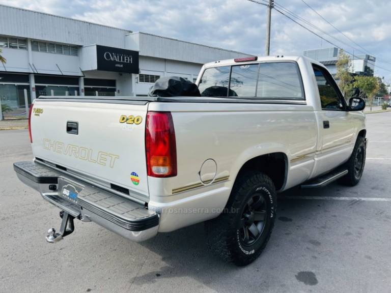 CHEVROLET - SILVERADO - 2000/2001 - Prata - R$ 109.900,00