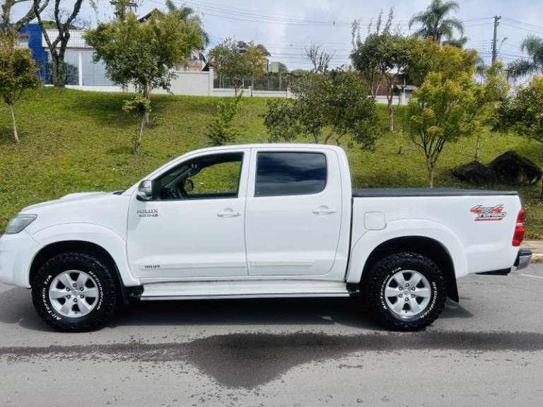 TOYOTA - HILUX - 2014/2014 - Branca - R$ 149.900,00