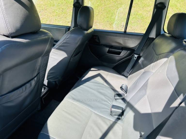 MITSUBISHI - PAJERO TR4 - 2003/2004 - Preta - R$ 42.900,00