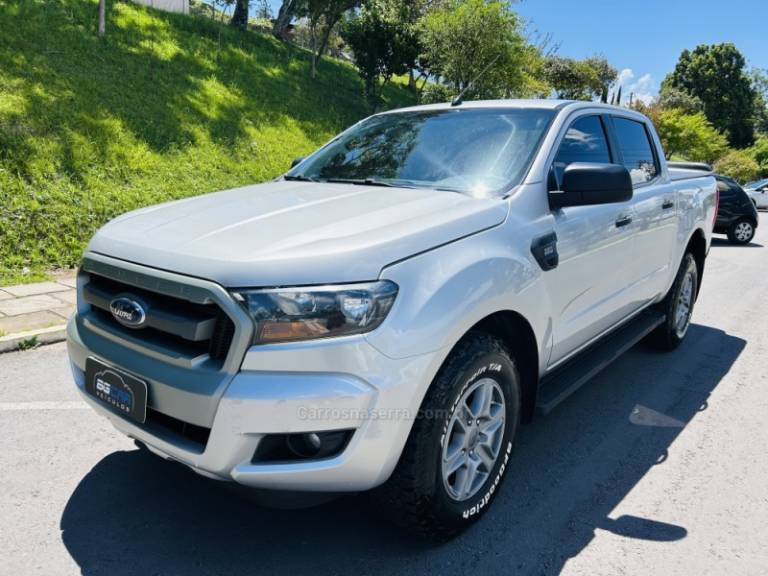 FORD - RANGER - 2016/2017 - Prata - R$ 129.900,00