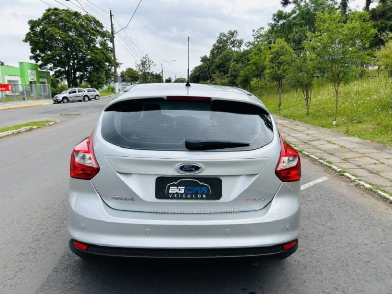 FORD - FOCUS - 2014/2015 - Prata - R$ 59.900,00