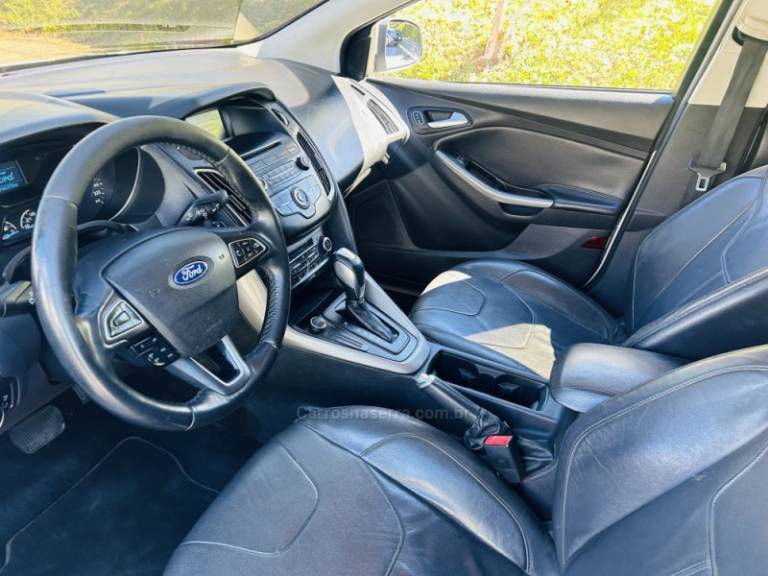 FORD - FOCUS - 2015/2016 - Branca - R$ 59.900,00