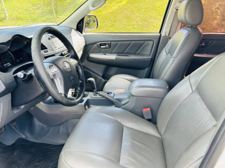 TOYOTA - HILUX - 2012/2012 - Branca - R$ 127.900,00