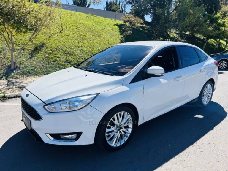 FORD - FOCUS - 2015/2016 - Branca - R$ 59.900,00