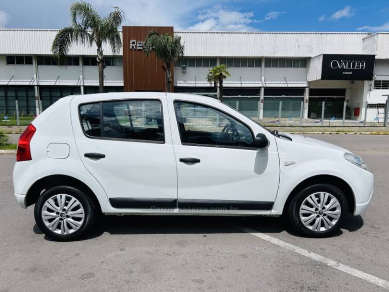 RENAULT - SANDERO - 2009/2010 - Branca - R$ 30.900,00