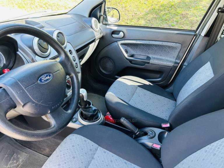 FORD - FIESTA - 2014/2014 - Prata - R$ 39.900,00