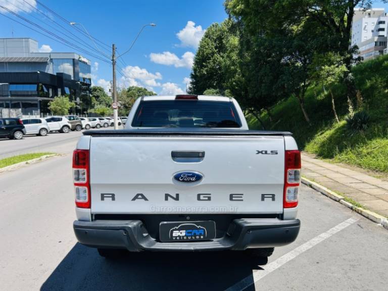 FORD - RANGER - 2016/2017 - Prata - R$ 129.900,00