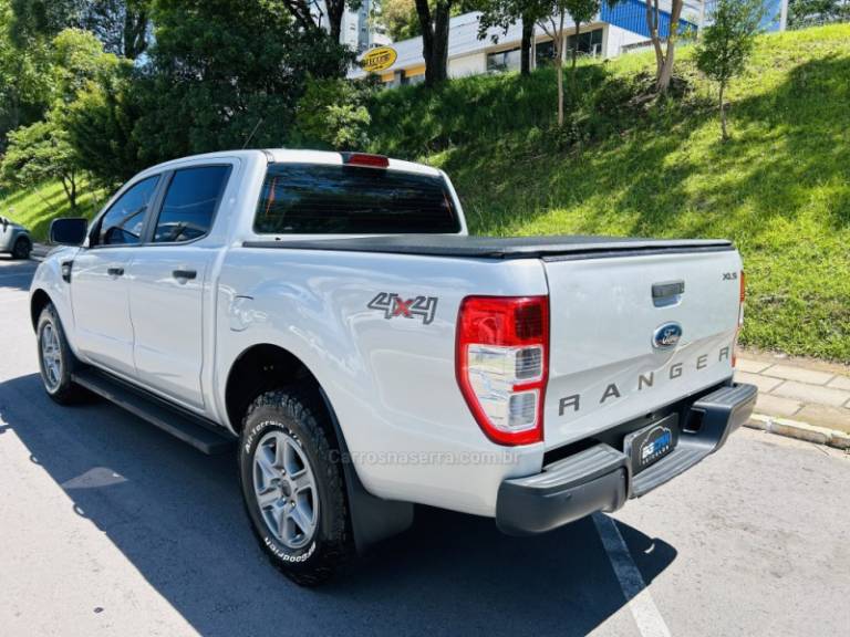 FORD - RANGER - 2016/2017 - Prata - R$ 129.900,00