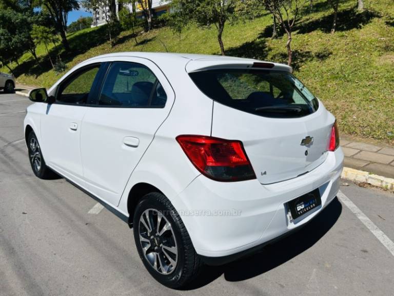 CHEVROLET - ONIX - 2013/2014 - Branca - R$ 48.900,00