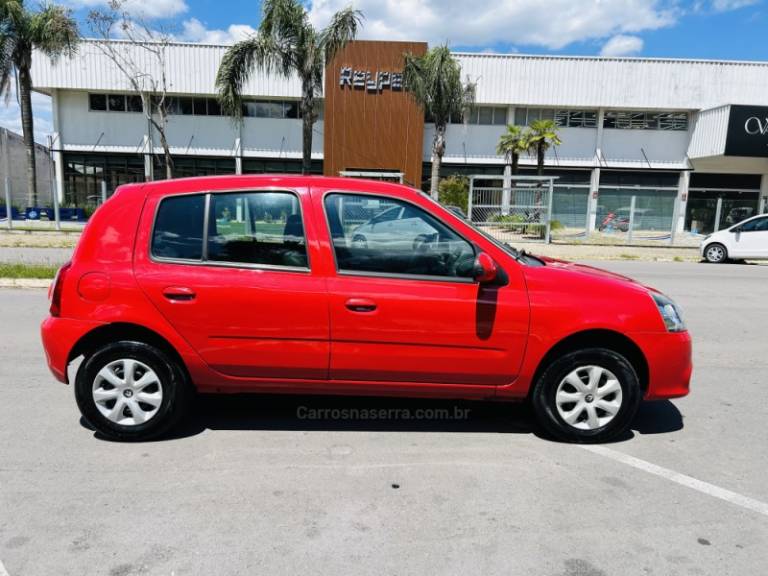 RENAULT - CLIO - 2015/2016 - Vermelha - R$ 37.900,00