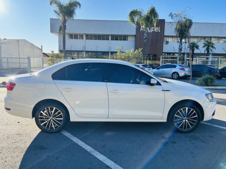 VOLKSWAGEN - JETTA - 2013/2013 - Branca - R$ 74.900,00
