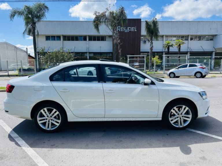 VOLKSWAGEN - JETTA - 2017/2017 - Branca - R$ 102.900,00