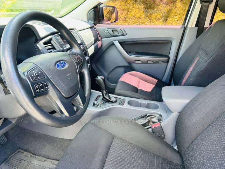 FORD - RANGER - 2016/2017 - Prata - R$ 129.900,00