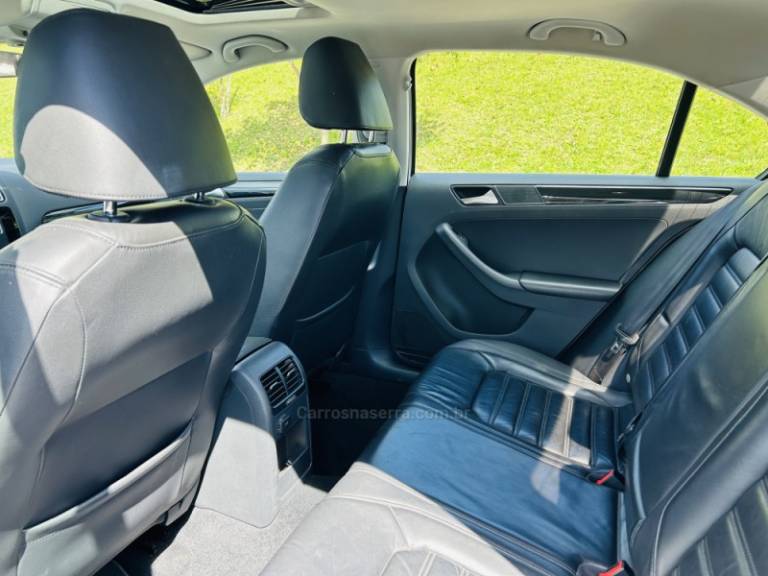 VOLKSWAGEN - JETTA - 2017/2017 - Branca - R$ 102.900,00