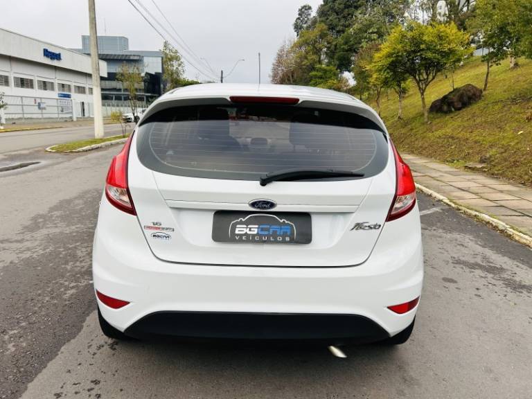 FORD - FIESTA - 2013/2014 - Branca - R$ 45.900,00